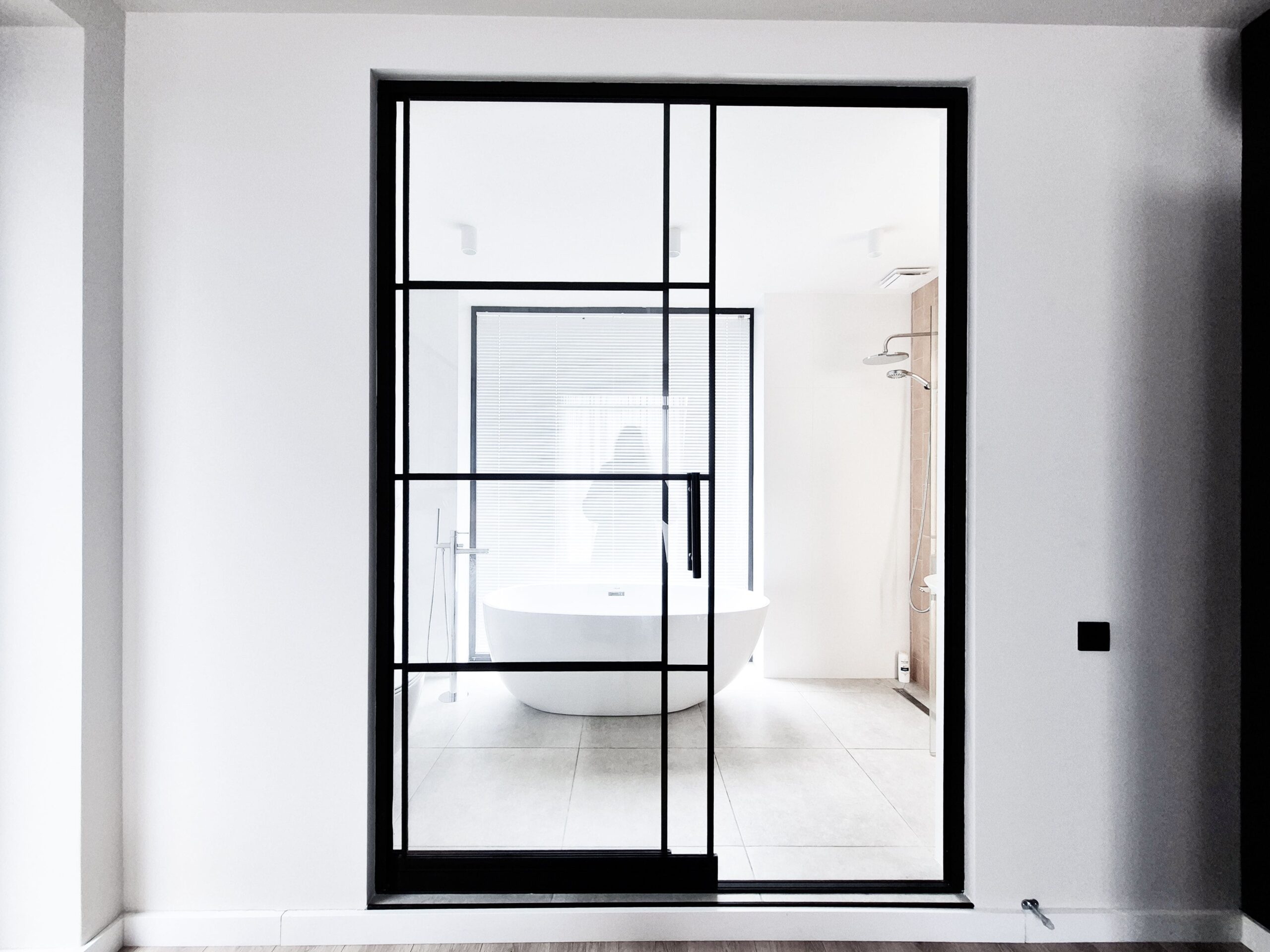 Loftelemente – maßgefertigte Loft-Trennwand im Industrie-Stil mit Glas und schwarzen Sprossen